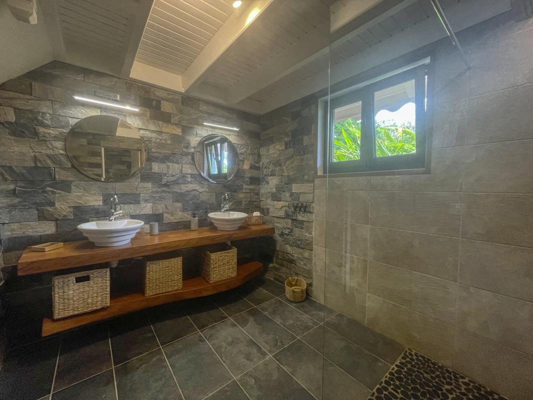 26.Location villa piscine vue mer Saint François  Guadeloupe_Salle de douche